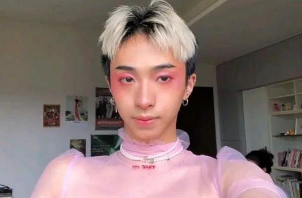 真豪放！伊能静儿子曝光和多人亲吻照，多次身穿女装疑似公开出柜