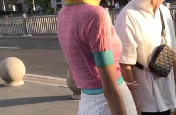 陈浩民老婆就是太瘦显老，再加上骨盆前倾，驼背的很厉害