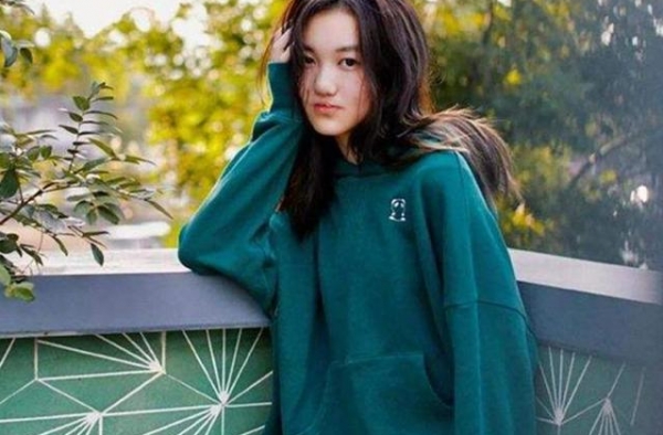 14岁李嫣拍大片，不再刻意掩饰嘴巴，仿佛看到王菲年轻时的样子