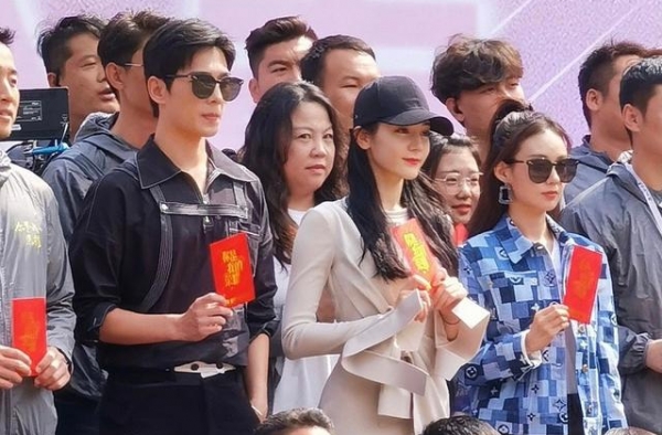 去了“油”的杨洋又帅回来了？新剧开机，与热巴同框缺点CP感