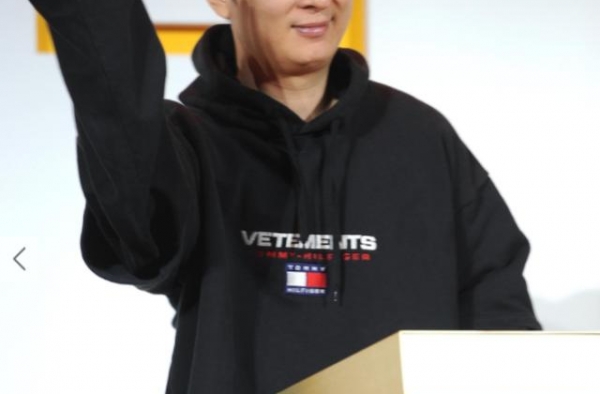 王思聪搂俩美女夜店狂嗨，强制对方摇头晃脑蹦迪，网友怒批太轻浮