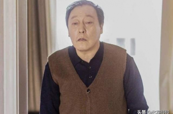 60岁倪大红怎么了？颁奖现场神情呆滞咳嗽不断，引发网友担心