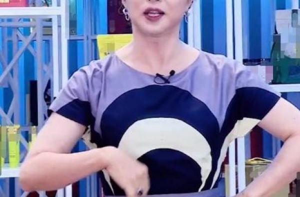 53岁金星直播捞金，为卖货讲荤段子，她凭什么被网友夸上神坛？