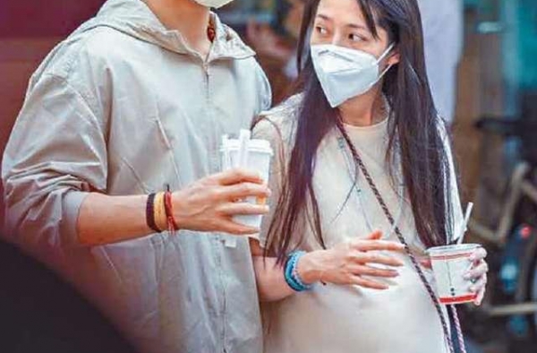 向佐前女友发文官宣怀二胎，已知孩子性别，富商老公对其宠爱有加