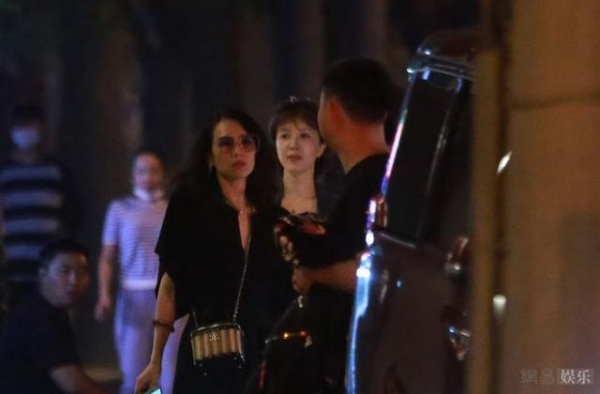 章子怡汪峰约刘强东夫妇聚餐 于冬金巧巧随行作陪