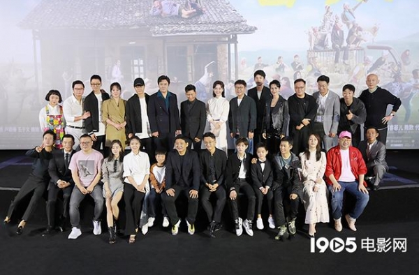 《我和我的家乡》首映 刘昊然 王源家乡话荐电影欢乐多