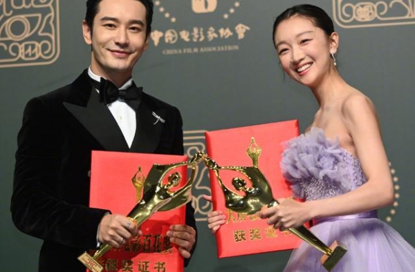 百花奖大合照全员变形，截图放大十倍看脸蛋，孟美岐杨紫我笑翻了