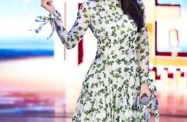 孙怡哪像当妈，穿粉色针织毛衣搭白衬衫，明明还是18岁的样子