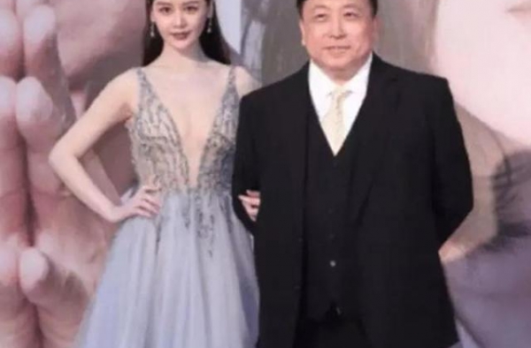 王晶老婆到底长啥样，美貌胜过邱淑贞？网友：确实是人生最大赢家