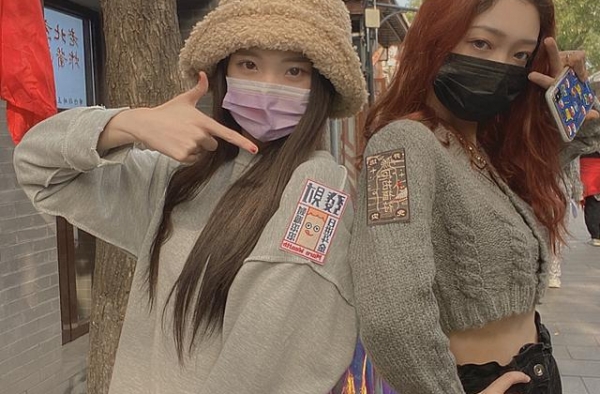 希林娜依高带郑乃馨逛北京，看清合照的小动作，这个我真学不来