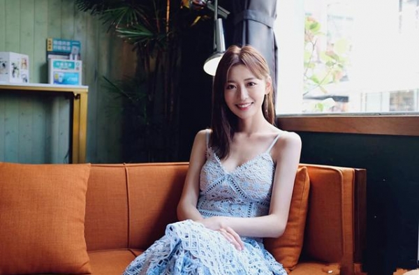 台湾超模梁以辰 甜美风格曼妙身材 搭配蓝色吊带裙性感至极