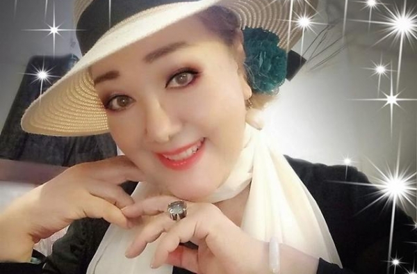 三度嫁渣男儿子讨钱家暴女星惨吃脏水度日