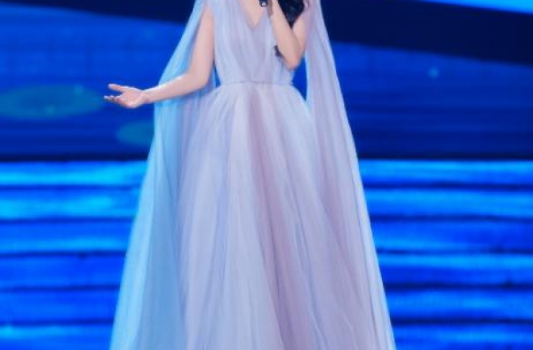 国庆晚会众星斗艳：李沁与杨颖同台不输，热巴的大花裙子有深意