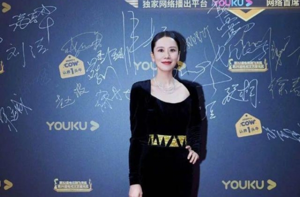 42岁海清真敢穿！一袭黑色露背礼服裙出席活动，凹凸感引人注目