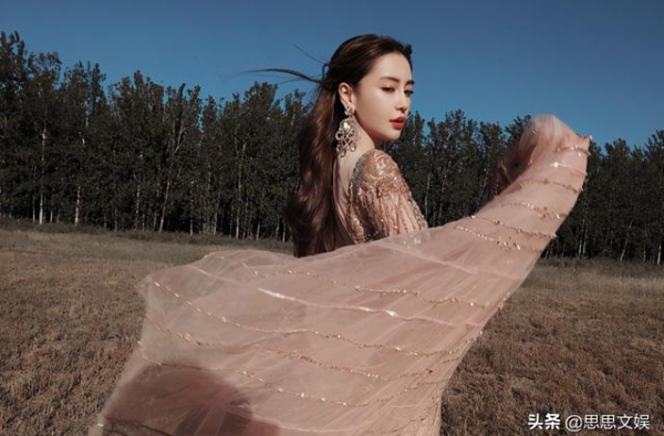 杨颖钻石裙亮相国庆晚会，过分美丽，哪来的人间芭比