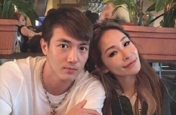 萧亚轩带小16岁男友聚餐，素颜憔悴显年龄差，自曝同居形同已婚