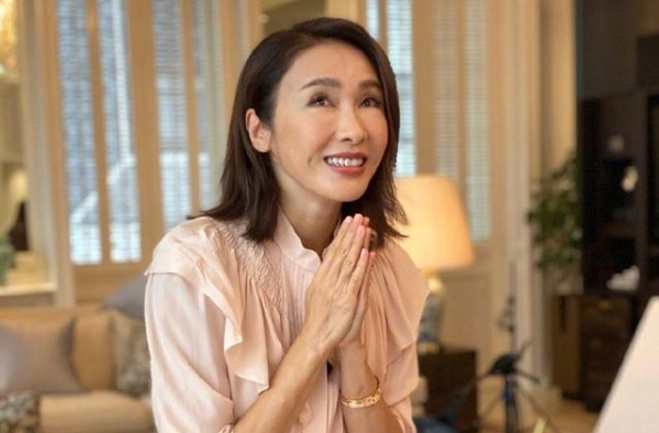黎姿中秋过50岁生日有皱纹，富豪老公送礼别致，豪宅临海像城堡