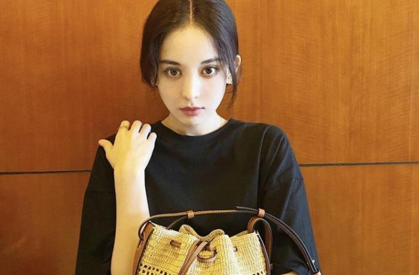 古力娜扎清新私服照，极简风格释放休闲美，减龄邻家感太吸睛