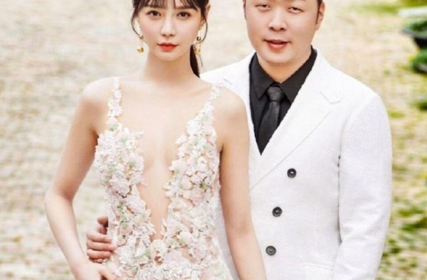 这就是杜海涛宠爱的女人！穿吊带十分性感，像从画里走出来的一样