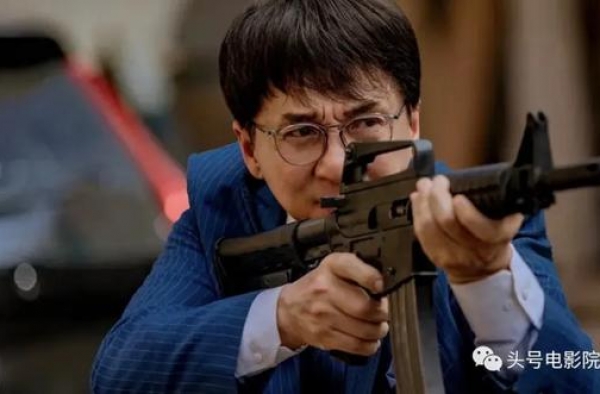 66岁成龙干了件大事！拍《急先锋》差点淹死，用命推出中国队长