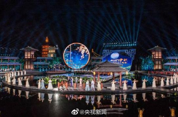 央视中秋晚会，鹿晗关晓彤合体表演，王源说唱，张杰张含韵挑大梁