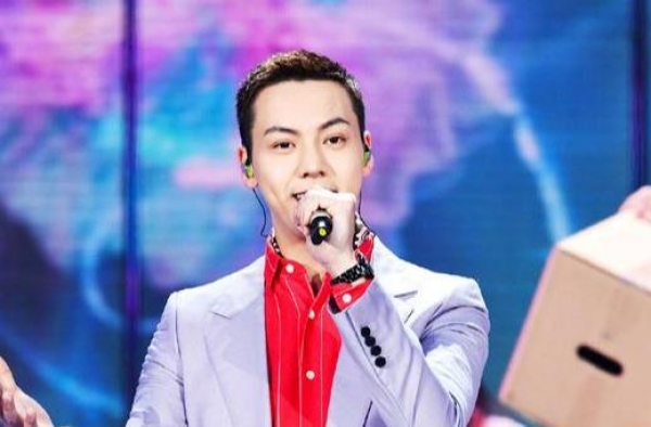 陈伟霆称“我天生是中国人”，放弃出国被埋没4年，他活该能红？