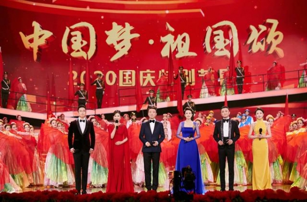 国庆晚会：三小只合体太激动，张韶涵礼服笑点多，韩红老师被心疼