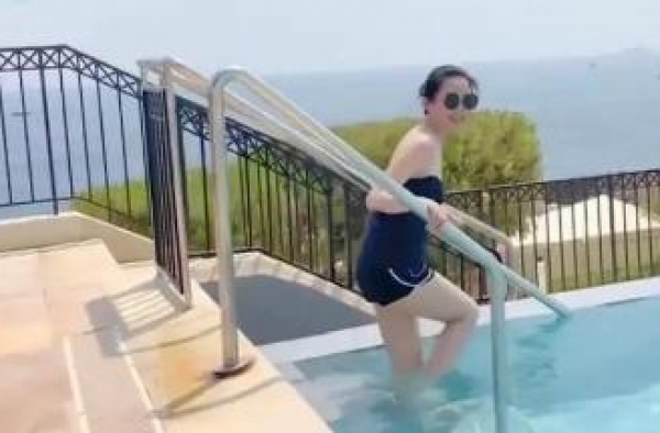许晴已经51岁了，近照曝光像美少女，至今未婚太可惜