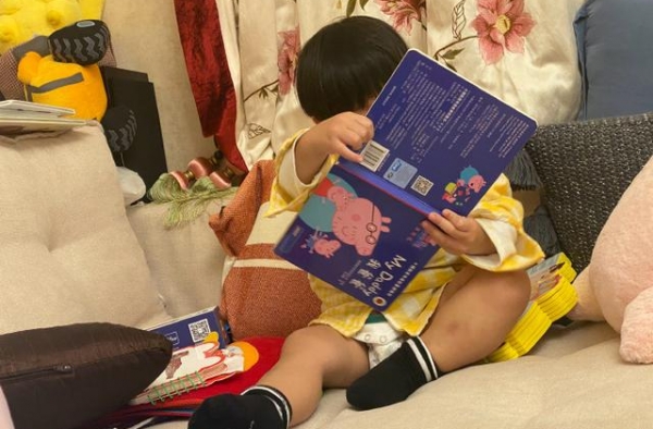张歆艺晒1岁半儿子倒着看书，豪宅凌乱无序，调侃袁弘是猪