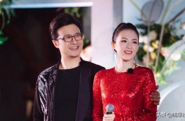 章子怡晒一家五口全家福，首次曝光的儿子正面，却不及大女儿抢镜