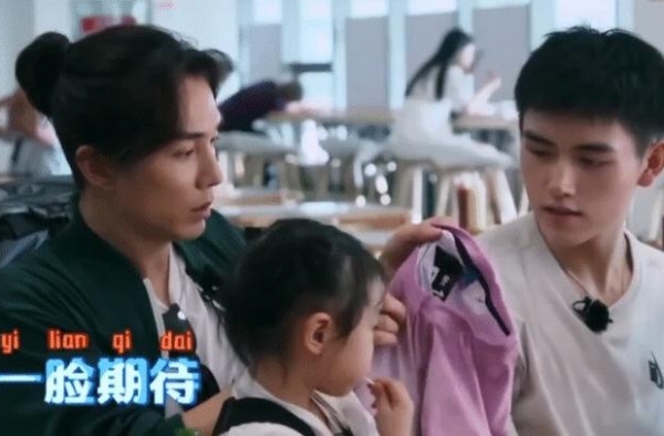 戚薇女儿《想爸》首秀！送爸爸粉色猪头T恤，李承铉秒变小鲜肉