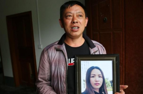 两年前漂亮妻子因病去世如今45岁丈夫想她时就对着爱妻相片哭诉
