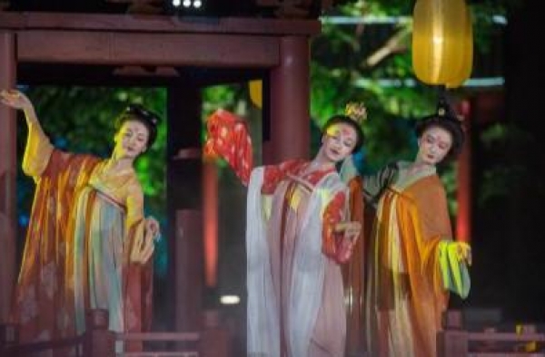 央视中秋晚会曾毅大放异彩，玲花沦为配角打酱油，冷脸表演疑不和