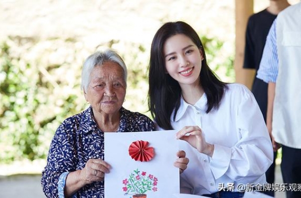 33岁刘诗诗生图曝光，探访老人人美心善，一脸甜笑现幸福肥