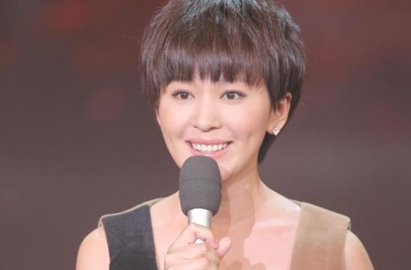 她是最美央视主持人，坎坷一生43岁至今未嫁，原来都是因为母亲