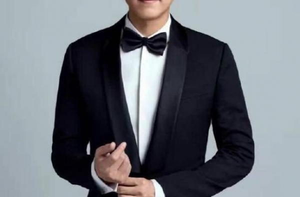 靳东与富豪好友聚会，合影稳居C位手势抢镜，堪称已婚男人的榜样