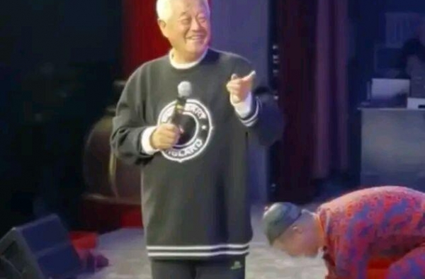赵本山疫情后首次登上舞台，满头白发穿着时尚，难掩一副老态龙钟