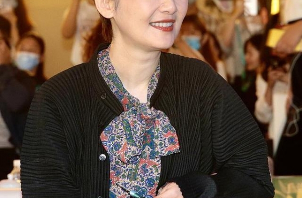 冯小刚眼光真好，妻子徐帆53岁不惧老，穿印花裙配外套气质温柔