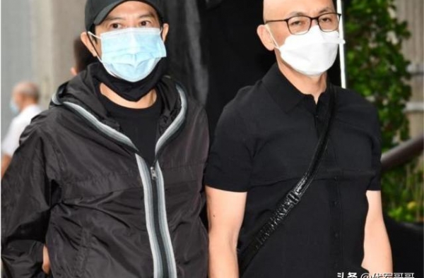 53岁张家辉久违露面，与妻子关咏荷牵手同行，身体状况让人担忧