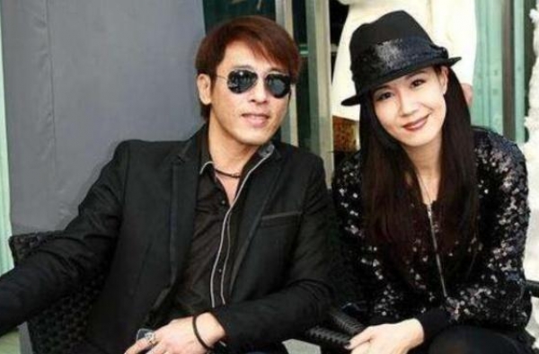 她与丈夫相爱24年，坚持不要孩子不吃肉，今56岁越活越年轻