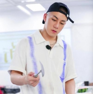 90后男星惹争议！追着对周洁琼做不雅行为，对方被逼到到处躲避