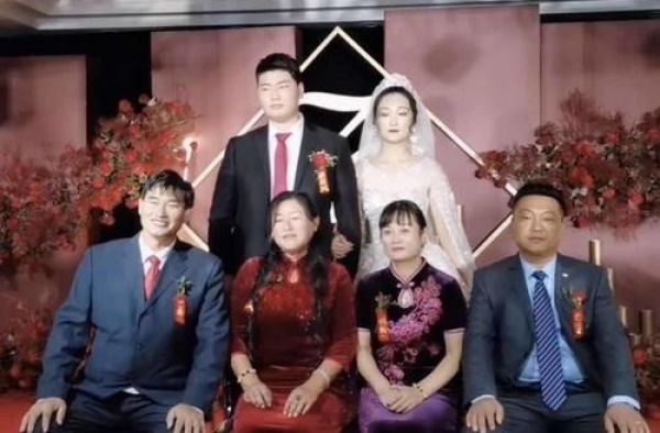 大衣哥朱之文儿子结婚，送房送车大手笔，10万网友在线送祝福