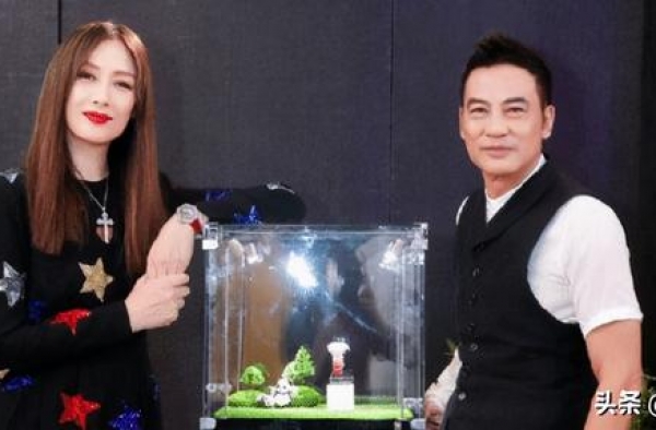 任达华妻子携女儿逛超市，任晴佳身高近1米8，逆天长腿不输超模