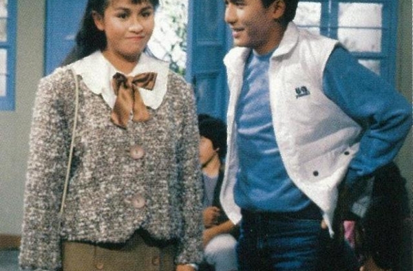 祝福！郑俊弘过大礼，未婚妻何雁诗感动忍泪，两人一路走来不容易