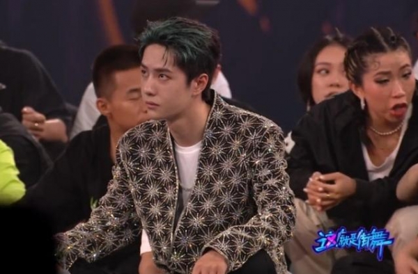 ?王一博上台忘给脖子擦粉，未修图“痕迹”明显，导演不敢拉近景