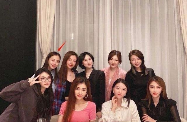 黄晓明多次登上福布斯富豪榜，老婆和贵妇太太们合照却只配站角落