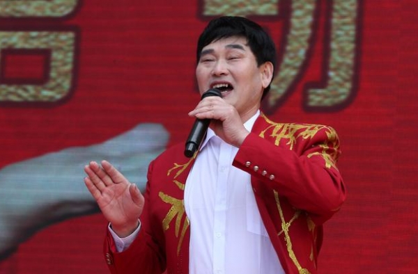 大衣哥儿子结婚，儿媳美貌动人，网友：可惜了