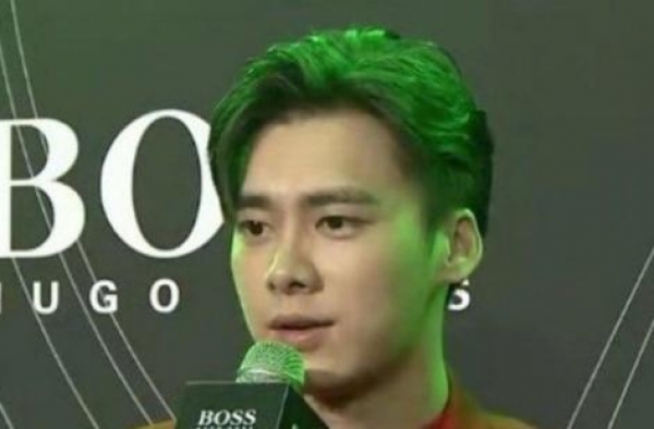盘点明星错位图瞬间，吴亦凡蔡徐坤换女装，鹿晗王俊凯秀美腿？