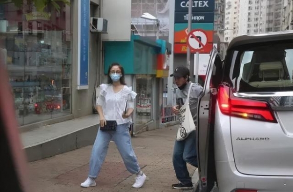 55岁张家辉近况，身体暴瘦老态尽显，过街需要妻子搀扶