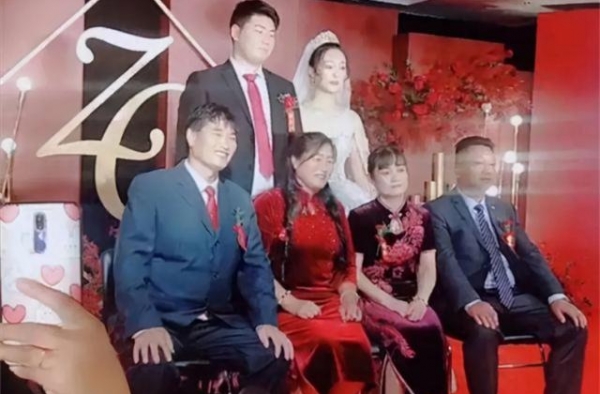 大衣哥回老家被村民抱怨隐瞒儿子结婚，网友：朱晓伟要进演艺圈